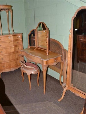 Lot 568 - Early 20th century seven piece satin walnut bedroom suite