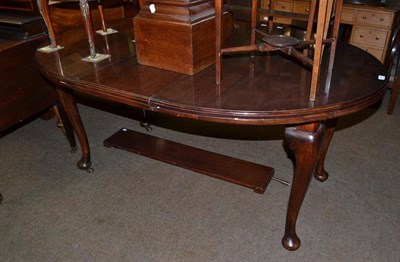 Lot 603 - Early 20th century mahogany Queen Anne style dining table