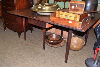 Lot 626 - A 19th century mahogany drop-leaf dining table