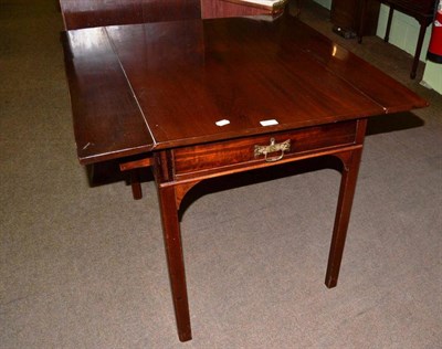 Lot 695 - Mahogany single drawer Pembroke table