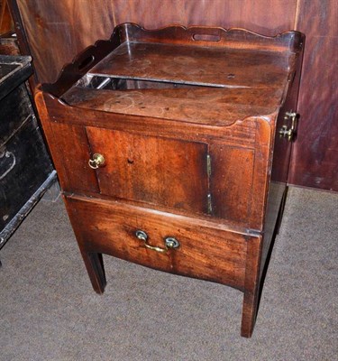 Lot 707 - Georgian mahogany tray top commode