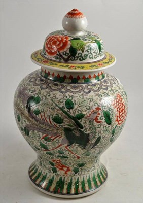 Lot 18 - A reproduction famille verte vase (star crack to the lid)
