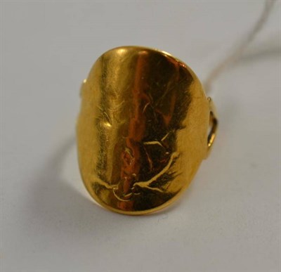 Lot 245 - An 18ct gold ring