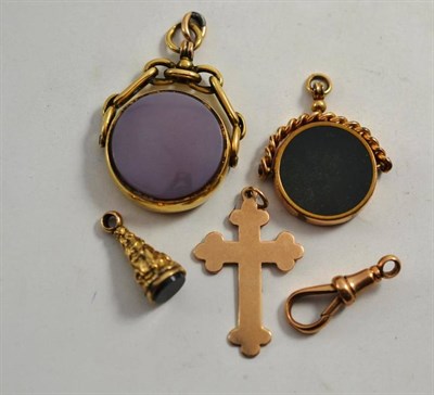 Lot 259 - An 18ct gold swivel fob, another, a 9ct gold crucifix, a clasp and a seal (5)