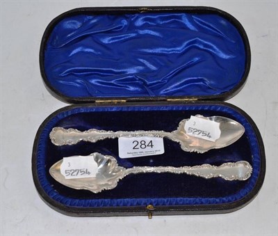 Lot 284 - A pair of silver jam spoons (cased)