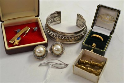 Lot 340 - An 18ct gold band ring, a diamond set brooch, earrings, bangle etc