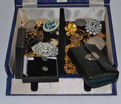 Lot 400 - Jewellery box and contents