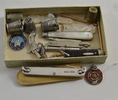 Lot 412 - Assorted silver thimbles, silver pen knives, etc