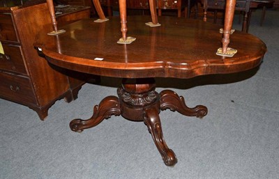 Lot 527 - A rosewood breakfast table