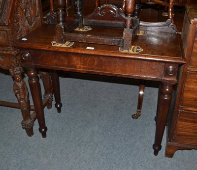 Lot 531 - Oak single drawer side table