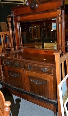 Lot 681 - A Victorian small walnut mirror back sideboard