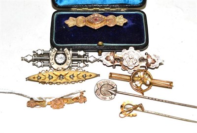 Lot 160 - A 9ct gold Victorian bar brooch, five other brooches and two stick pins