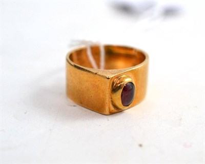 Lot 165 - A 9ct gold ring set with a cabochon