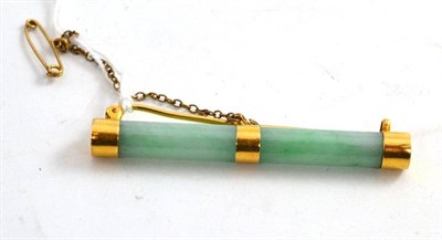 Lot 189 - A Chinese jade and yellow metal bar brooch