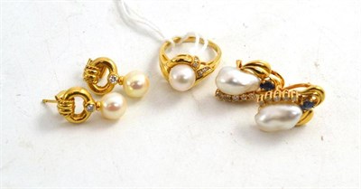 Lot 193 - A pearl set ring and two pairs of pearl earrings