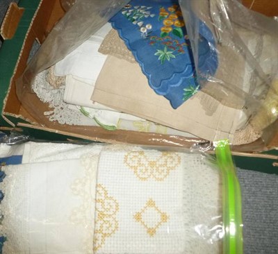 Lot 786 - A collection of lace