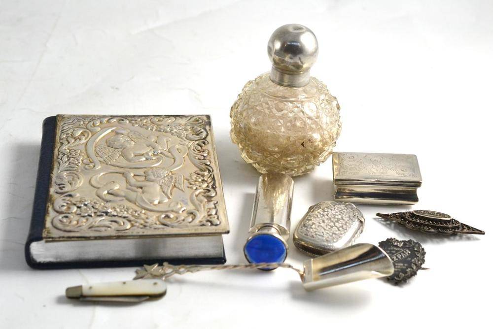Lot 84 - A small quantity of silver items including vesta case, scent bottle, smelling salts bottle,...