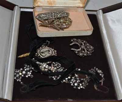 Lot 102 - A quantity of paste jewellery
