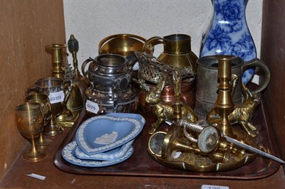 Lot 126 - A quantity of brass, copper, pewter and Losol ware vase