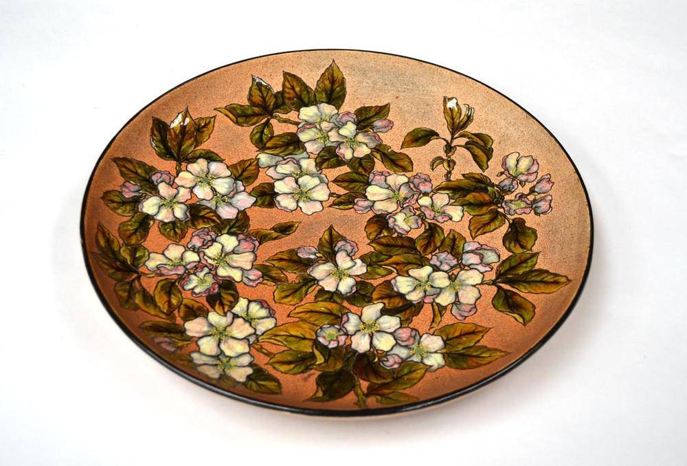 Lot 621 - Christopher Dresser for Linthorpe Pottery: A Charger, painted with daisies, impressed factory marks