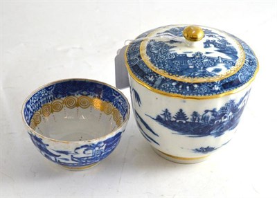 Lot 382 - A Caughley sugar bowl and cover and tea bowl