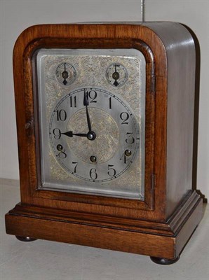 Lot 405 - A chiming mantel clock