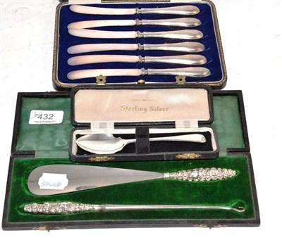 Lot 432 - A button hook and shoe horn (cased), a set of six tea knives and a jam spoon