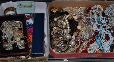 Lot 444 - A quantity of costume jewellery