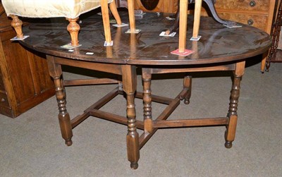 Lot 605 - Oak gate leg table