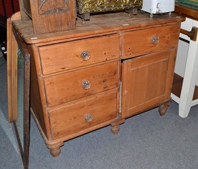 Lot 676 - Victorian pine washstand