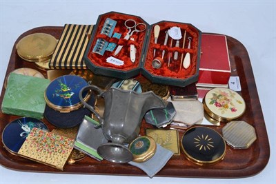 Lot 4 - A collection of assorted Art Deco and other compacts