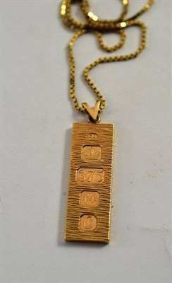 Lot 78 - A 9ct gold ingot on a box link chain