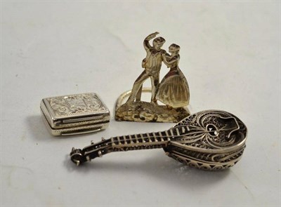 Lot 82 - A Georgian silver vinaigrette, menu holder and filigree mandarin