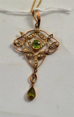 Lot 89 - An Edwardian peridot and seed pearl pendant on chain (a.f.)