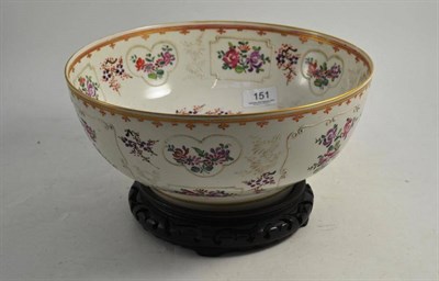 Lot 151 - A Samson of Paris Armorial bowl in the Chinese style, with hardwood stand