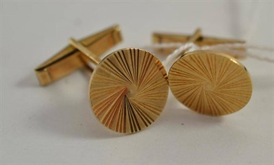 Lot 233 - A pair of 9ct gold cufflinks