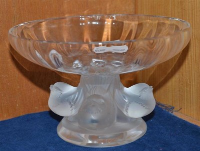 Lot 256 - A modern Lalique clear and opaque small tazza on dove moulded support