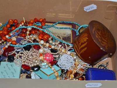 Lot 323 - A box of assorted costume jewellery