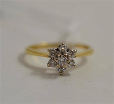 Lot 326 - An 18ct gold diamond cluster ring