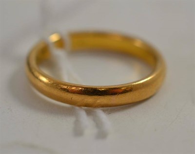 Lot 337 - A 22ct gold band ring