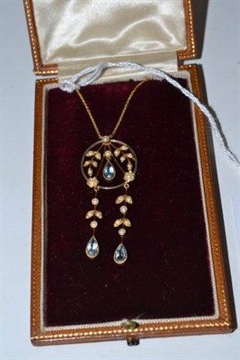 Lot 377 - An Edwardian aquamarine and pearl necklace stamped '15ct', cased