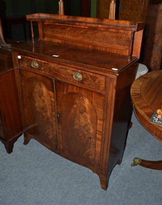 Lot 484 - A Georgian mahogany chiffonier