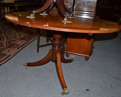 Lot 498 - Mahogany and crossbanded oval pedestal table