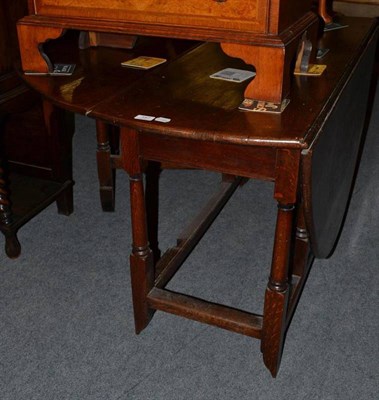 Lot 557 - Oak gateleg table