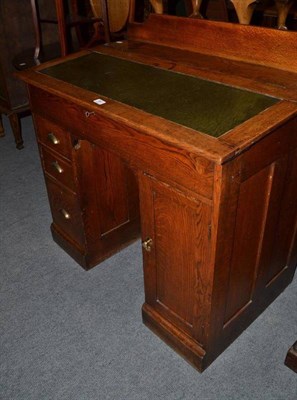 Lot 667 - An oak clerk's desk