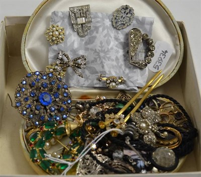 Lot 17 - A jade-type fob, a citrine clover style brooch, assorted pins, brooches, paste jewellery etc