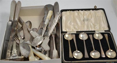 Lot 99 - Six silver coffee spoons (cased) and assorted loose cutlery