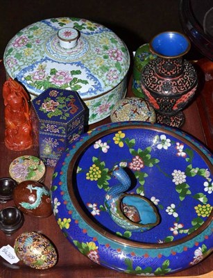 Lot 183 - Tray of assorted Oriental items (mostly modern)