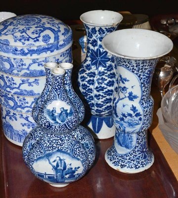 Lot 189 - Tray of assorted Chinese blue and white ceramics