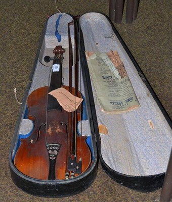 Lot 194 - A cased violin